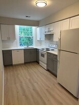 500 E Lancaster Ave, Unit Saint Davids Park 1BR in Wayne, PA - Building Photo