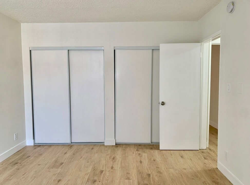 21707 Roscoe Blvd in Los Angeles, CA - Building Photo