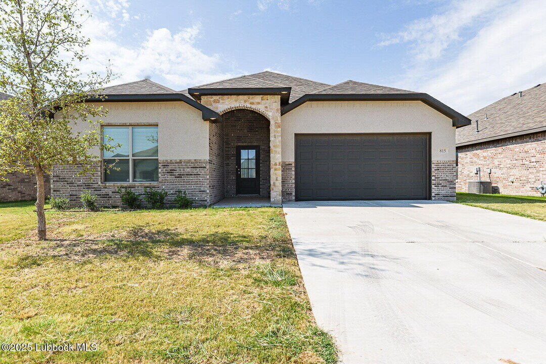 815 N 3rd St in Wolfforth, TX - Building Photo