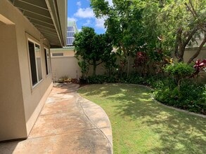 327 Ainahou St in Honolulu, HI - Building Photo - Building Photo