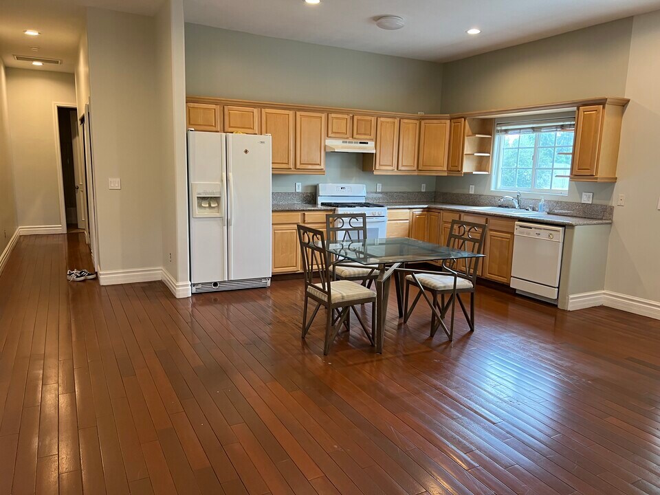 5757 Woodman Ave in Van Nuys, CA - Foto de edificio