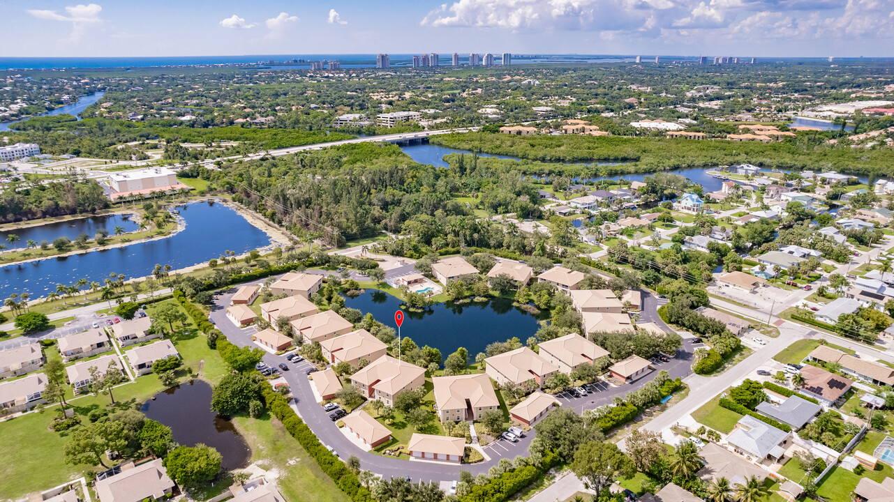 27500 Palmesta Circle in Bonita Springs, FL - Foto de edificio