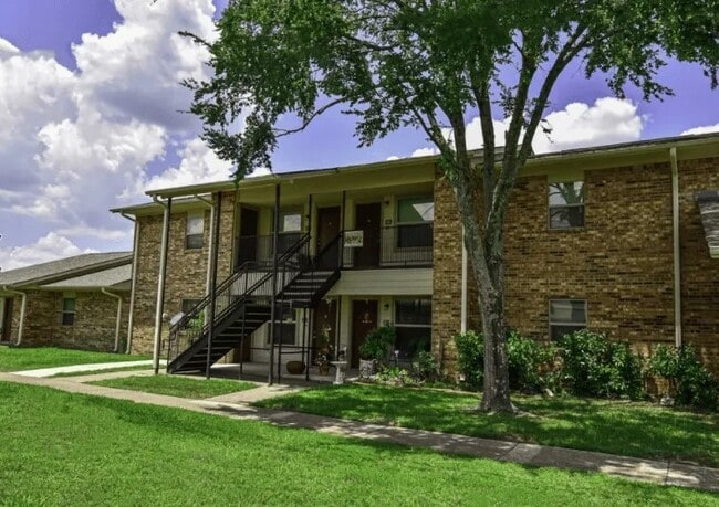1301 W College St in Canton, TX - Building Photo - Building Photo