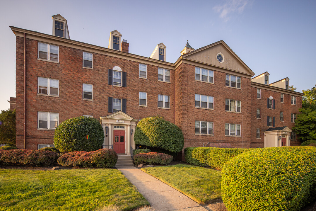 Shaker Lake Apartments in Shaker Heights, OH - Building Photo