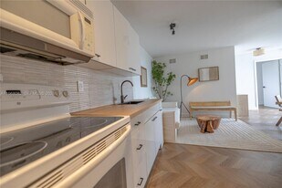 1255 Collins Ave in Miami Beach, FL - Building Photo