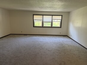 524 Breezy Point Dr in Clinton, IA - Building Photo - Building Photo