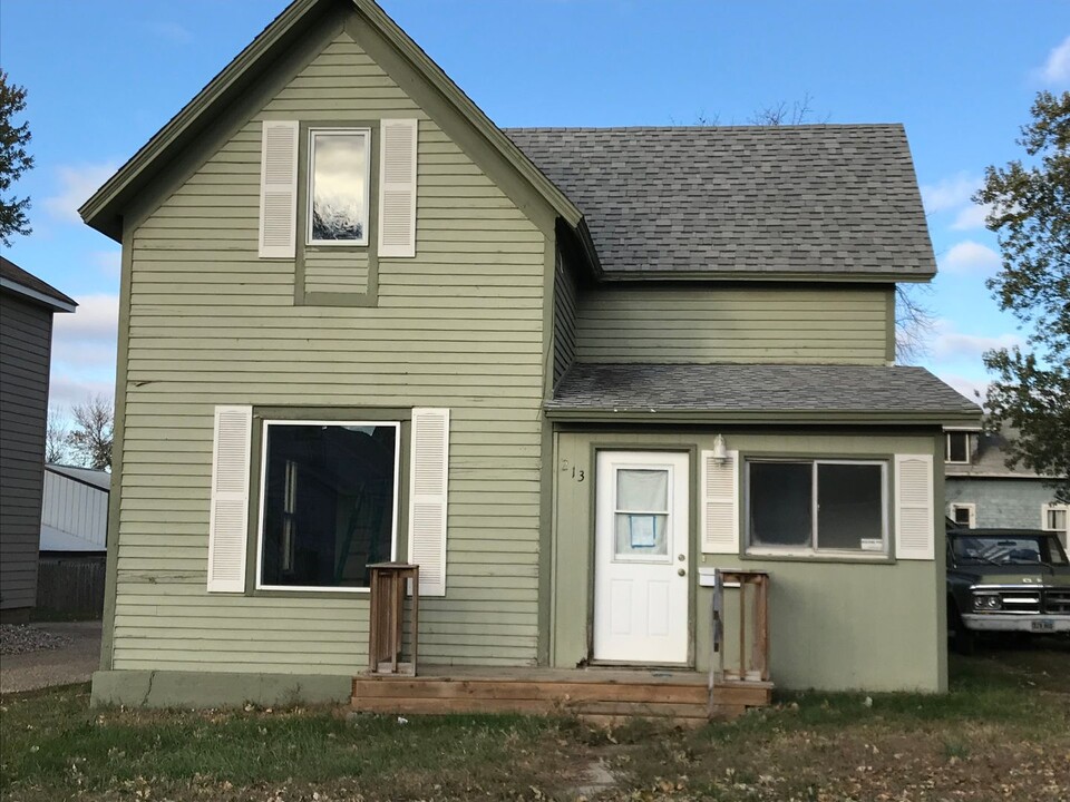 213 4th St NE in Watertown, SD - Building Photo