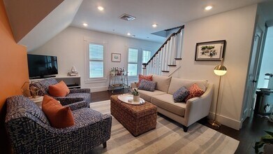 33 Pinckney St, Unit 3 in Somerville, MA - Building Photo - Building Photo