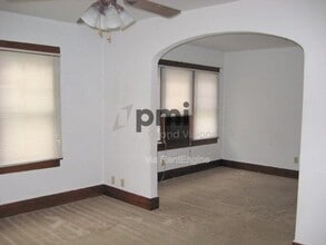 875 W Waggoner St in Decatur, IL - Building Photo - Building Photo