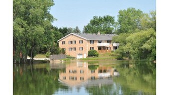 524 Laurel Lake Rd, Unit Laurel Lake in Thiensville, WI - Building Photo