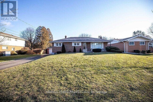 97 Elizabeth Cres S in Whitby, ON - Building Photo - Building Photo