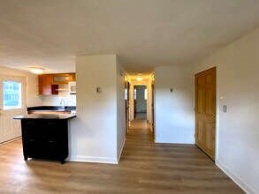 197 W Wyoming Ave, Unit 1 in Melrose, MA - Building Photo - Building Photo