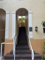 110 Jacaranda Country Club Dr in Plantation, FL - Building Photo