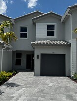 140 SW 184th Way in Pembroke Pines, FL - Building Photo