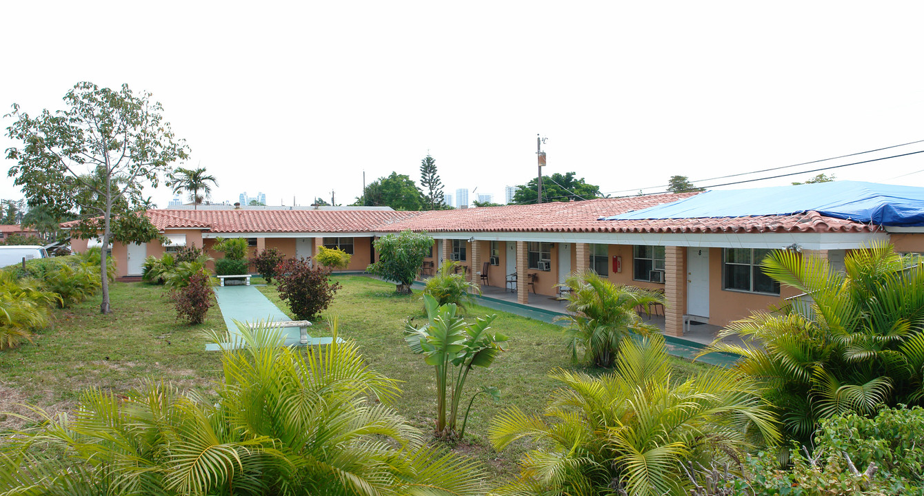 Sun Ranch Apartments in Hallandale Beach, FL - Foto de edificio