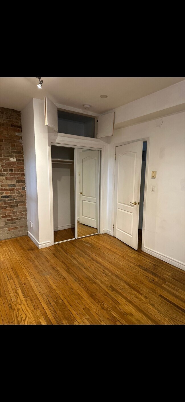 1152 Queen St E in Toronto, ON - Building Photo - Building Photo