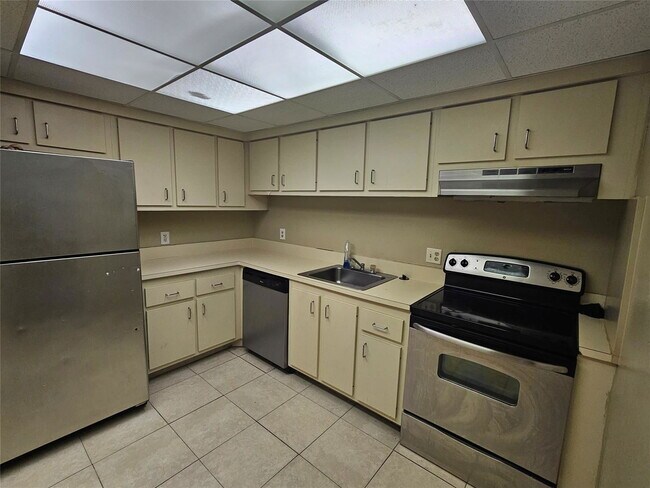 property at 4222 Inverrary Blvd