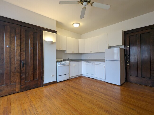 812 W Waveland Ave, Unit 14 in Chicago, IL - Building Photo - Building Photo