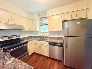 1202 Cross Creek Way in Tallahassee, FL - Building Photo - Building Photo