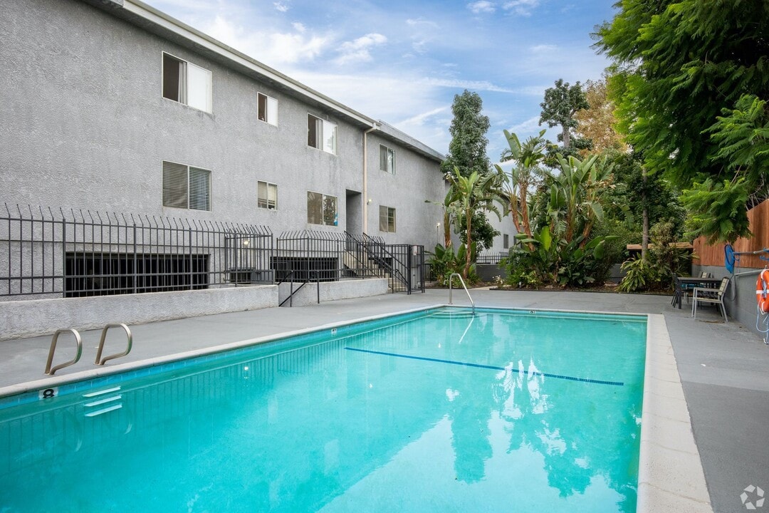6651 Haskell Ave in Van Nuys, CA - Building Photo
