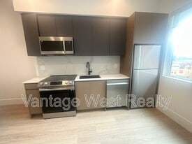 720-720 K. L. O. Rd in Kelowna, BC - Building Photo