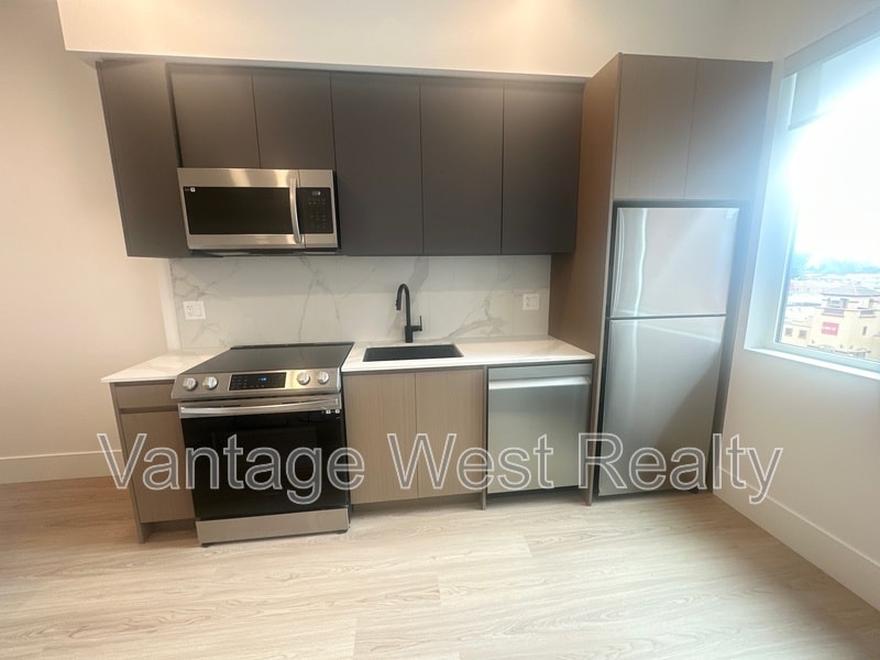 720-720 K. L. O. Rd in Kelowna, BC - Building Photo