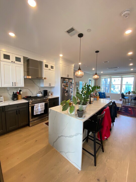 113 Beacon St in Somerville, MA - Building Photo