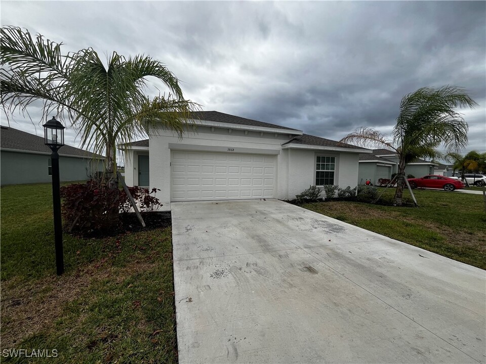 3868 Treasure Oak Wy in Ft. Myers, FL - Building Photo