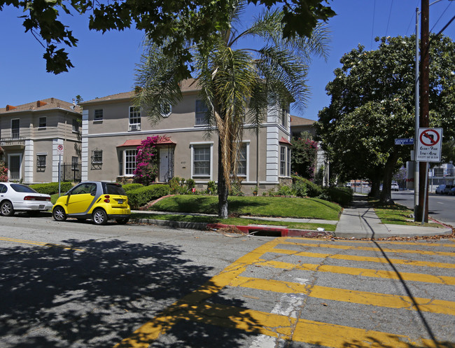 711 S Wilton Pl in Los Angeles, CA - Foto de edificio - Building Photo