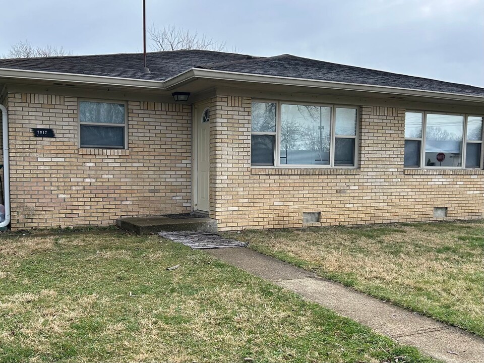 7015-7017 Manor Dr N in Brownsburg, IN - Foto de edificio