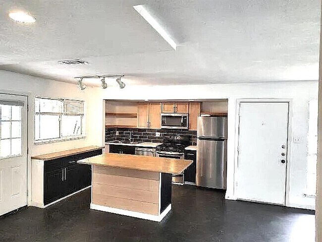 1402 N Redondo Dr in Austin, TX - Building Photo - Building Photo
