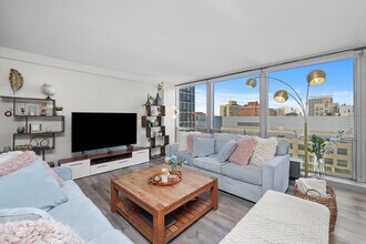 330 W Diversey Pkwy, Unit 1606 in Chicago, IL - Building Photo - Building Photo