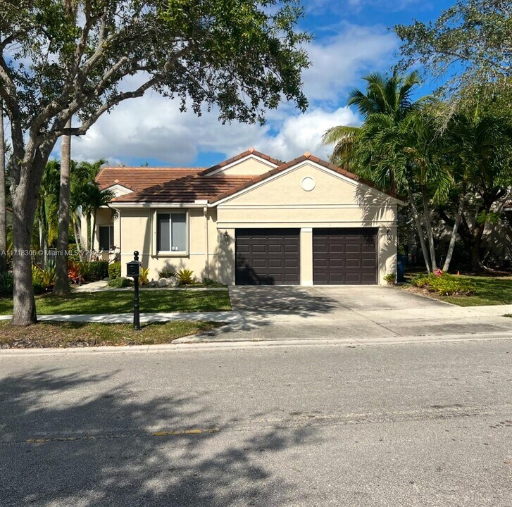 1396 Camellia Cir in Weston, FL - Building Photo