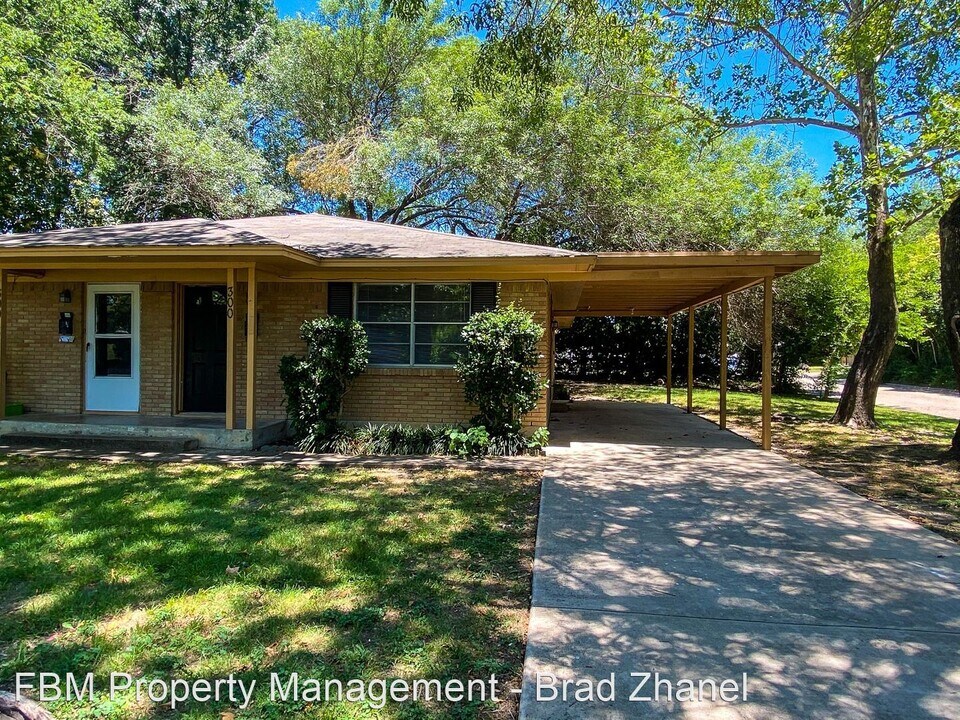 300 Almond St in Waxahachie, TX - Building Photo