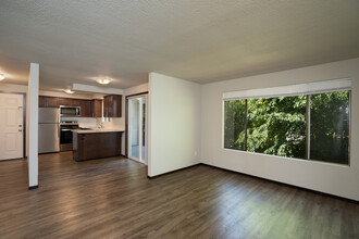 Sunset West Apartments in Burlington, WA - Building Photo - Building Photo
