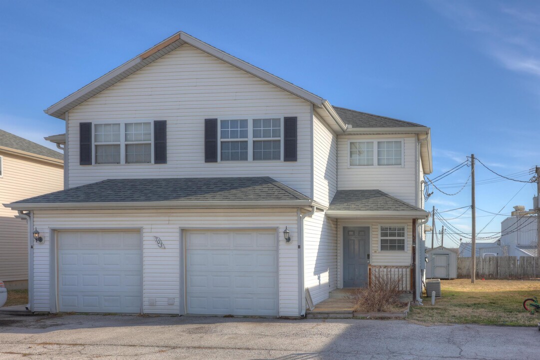 703 N Walker St in Webb City, MO - Building Photo