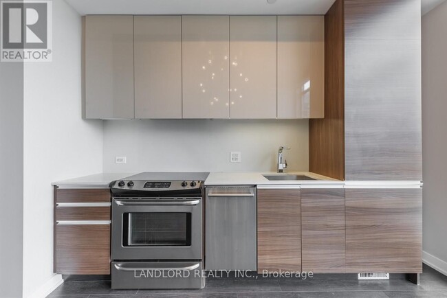 8-608 Gladstone Ave in Toronto, ON - Building Photo - Building Photo