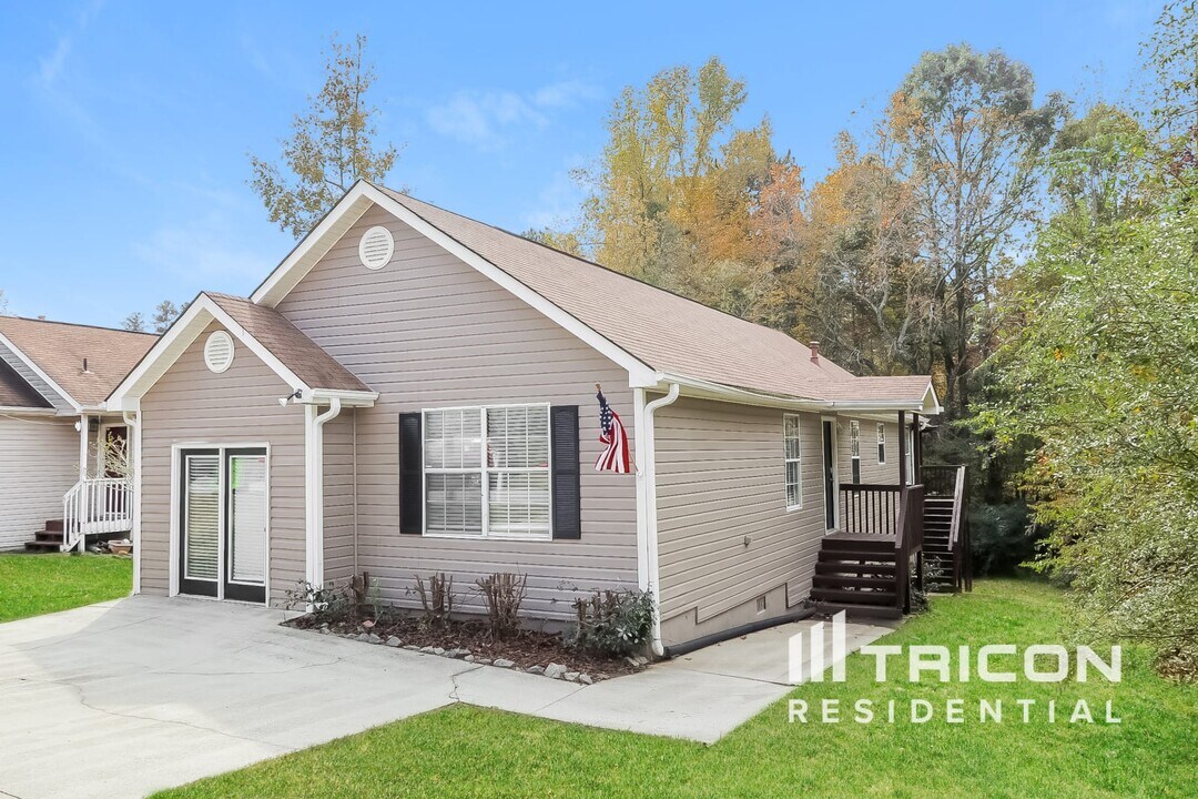 1091 Amberglade Way in Douglasville, GA - Building Photo