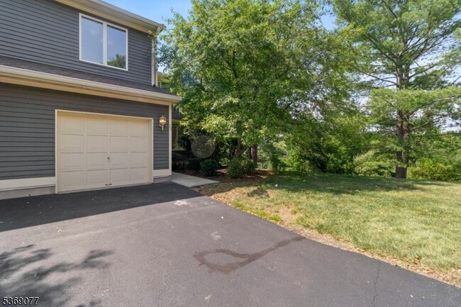 22 Mission Hills Rd in Annandale, NJ - Building Photo - Building Photo