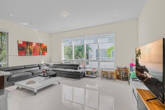 6671 NW 105th Pl in Doral, FL - Building Photo - Building Photo