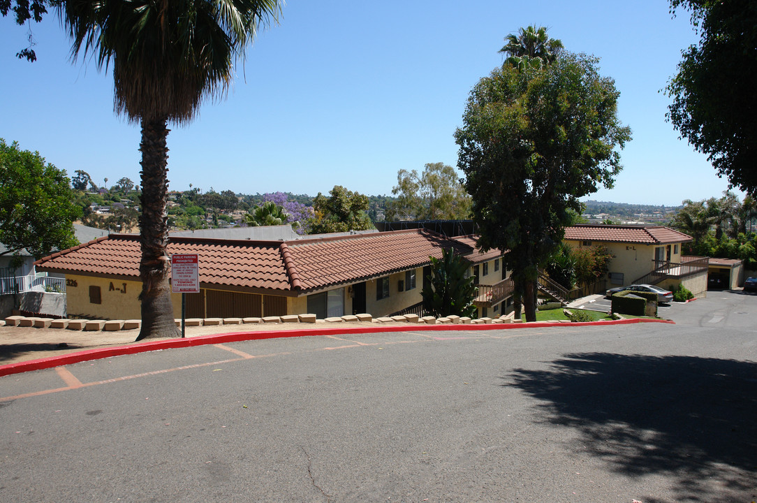 326 Hillside Ter in Vista, CA - Foto de edificio