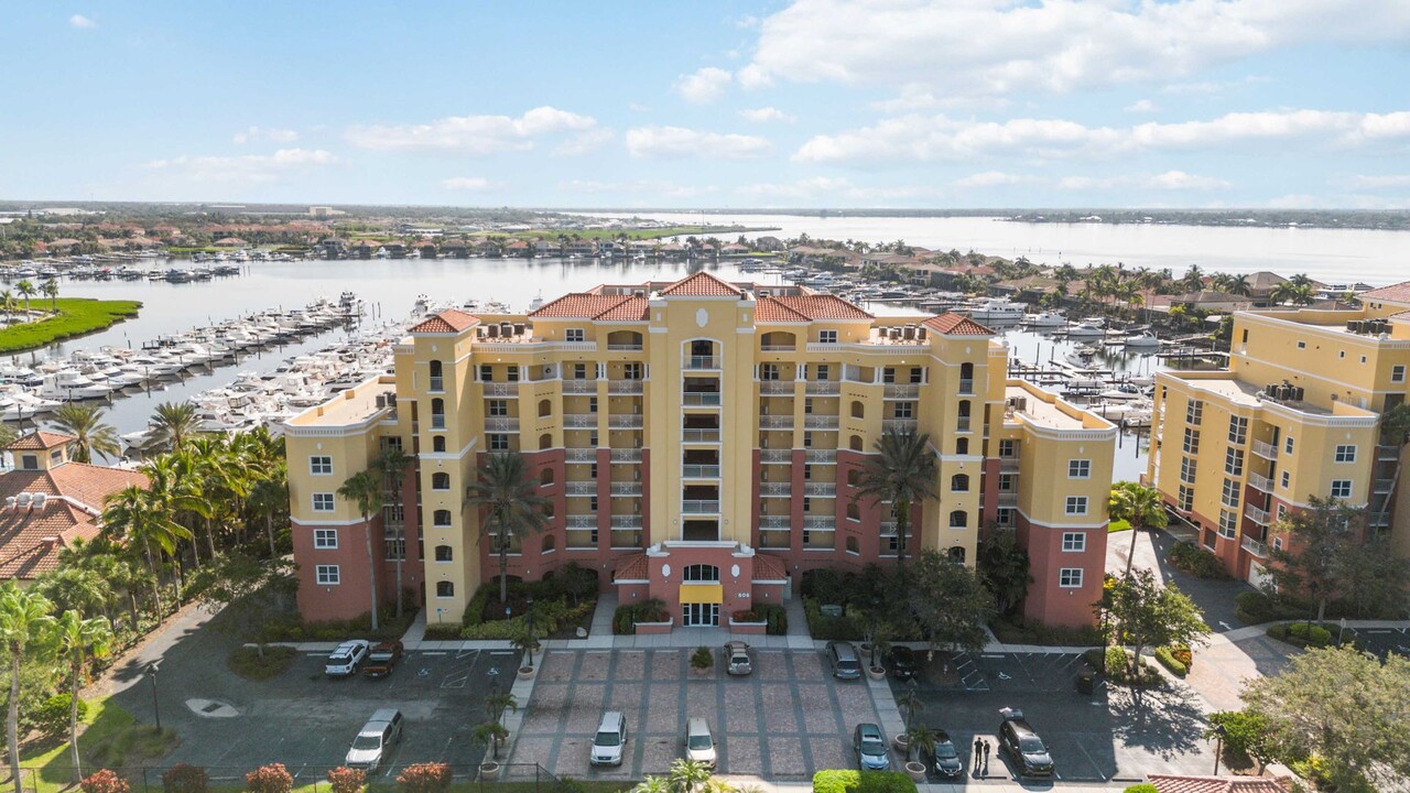 606 Riviera Dunes Way in Palmetto, FL - Building Photo