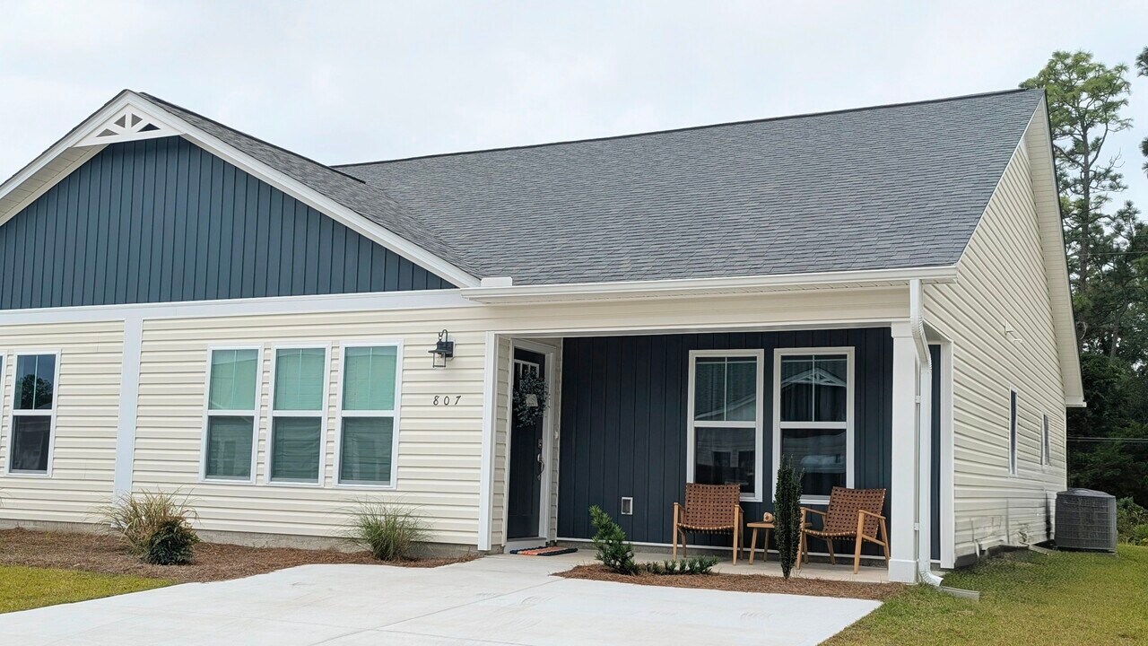 807 Discovery Cove in Newport, NC - Building Photo