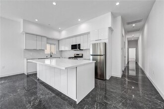 6825 Ranchito Ave in Los Angeles, CA - Building Photo - Building Photo