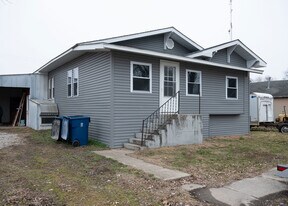 115 E 6th St in Flora, IL - Building Photo