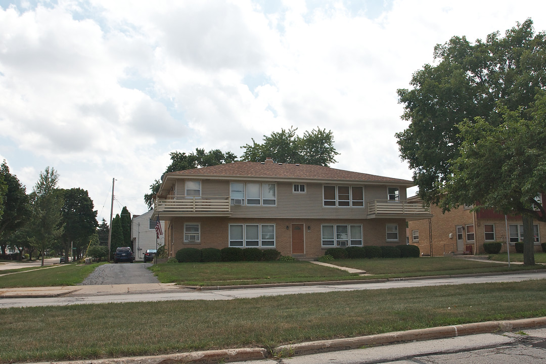 7909 W Morgan Ave in Milwaukee, WI - Foto de edificio