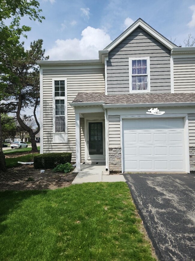 1712 College Green Dr in Elgin, IL - Foto de edificio - Building Photo