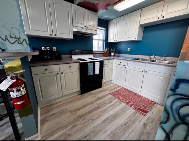 414 Chestnut St, Unit D in Mount Shasta, CA - Foto de edificio - Building Photo