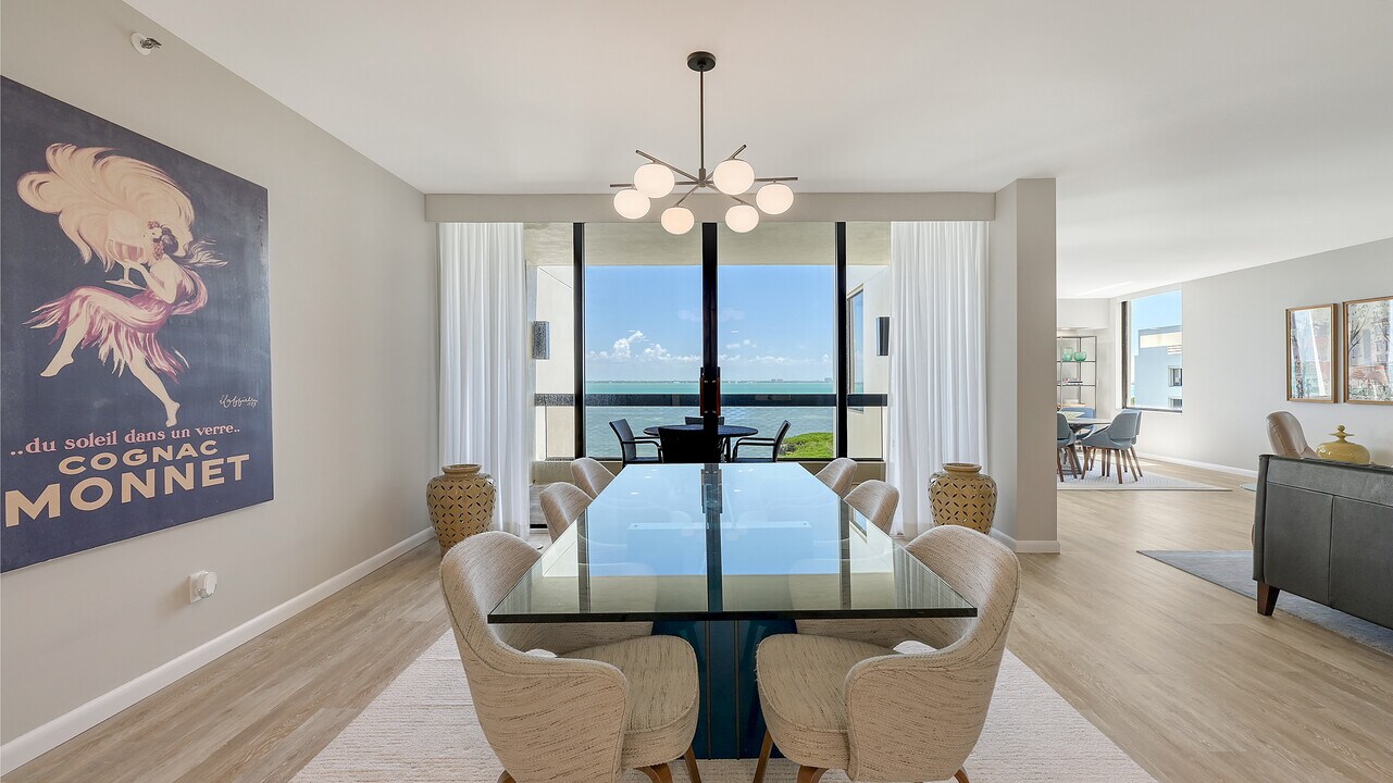 2020 Harbourside Dr in Longboat Key, FL - Building Photo
