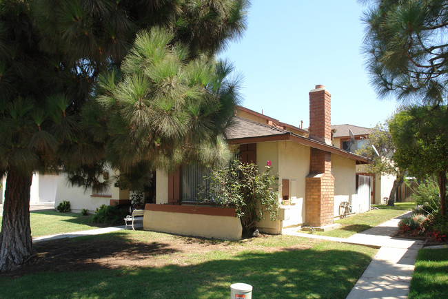 16572 Regina Cir in Huntington Beach, CA - Building Photo - Building Photo